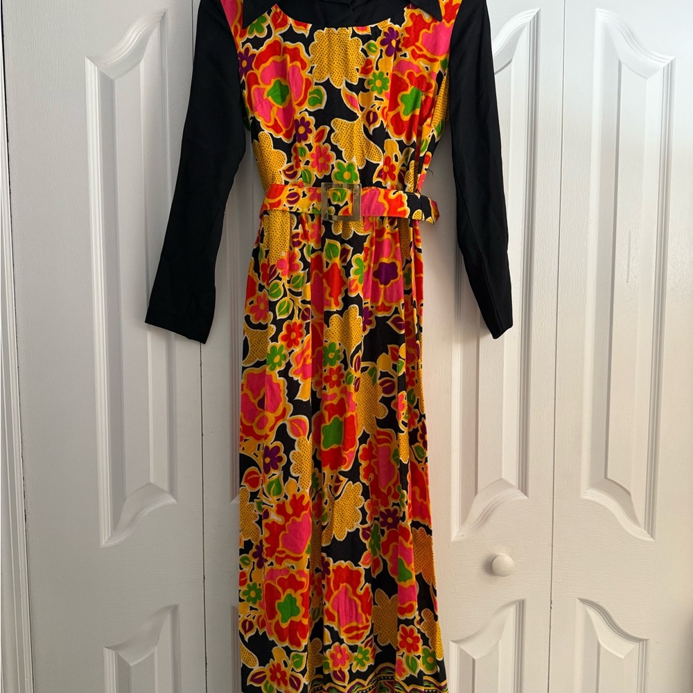 Vintage 70s-Style Floral Maxi Dress – Belted – Long Sleeve